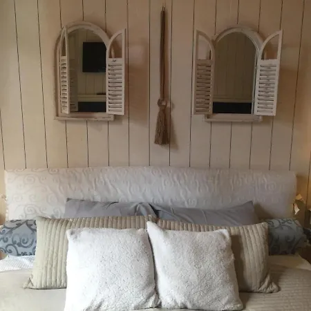 Con Ampere Bed and Breakfast Μπριζ